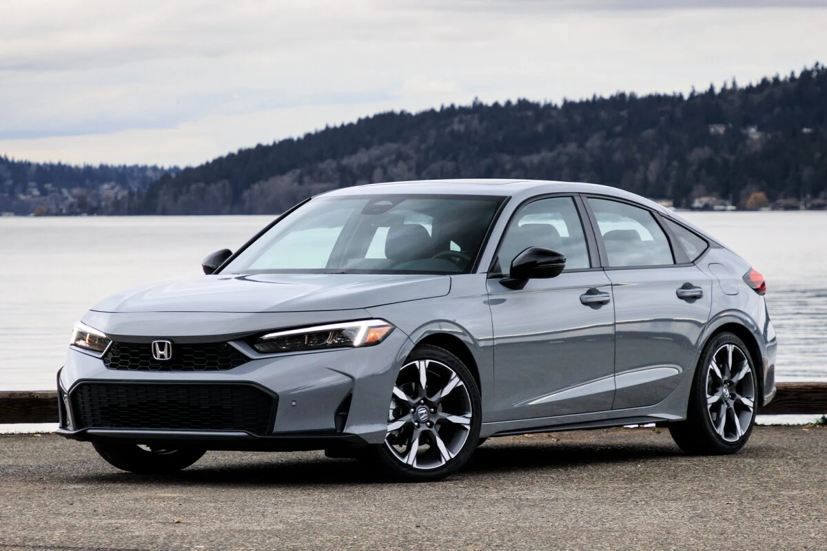 2025 Honda Civic Hybrid: Гибридная революция в классе компактных седанов. Сравнение с конкурентами