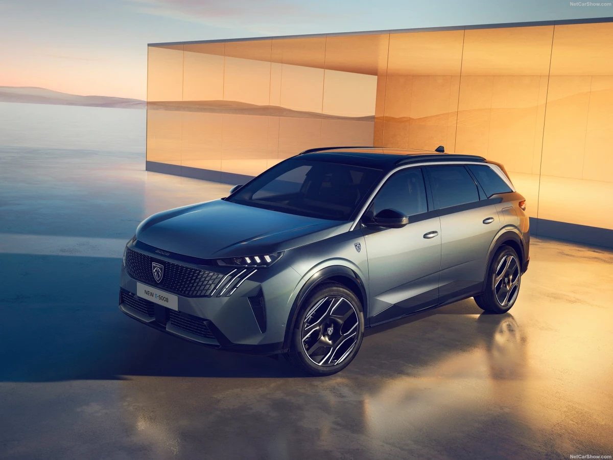 Peugeot 5008 2025: Родинний SUV із французьким шармом