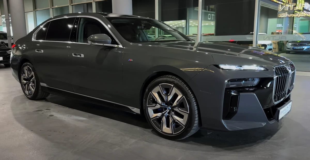 BMW 7 Series 2025 проти конкурентів: битва люксових седанів українськими дорогами