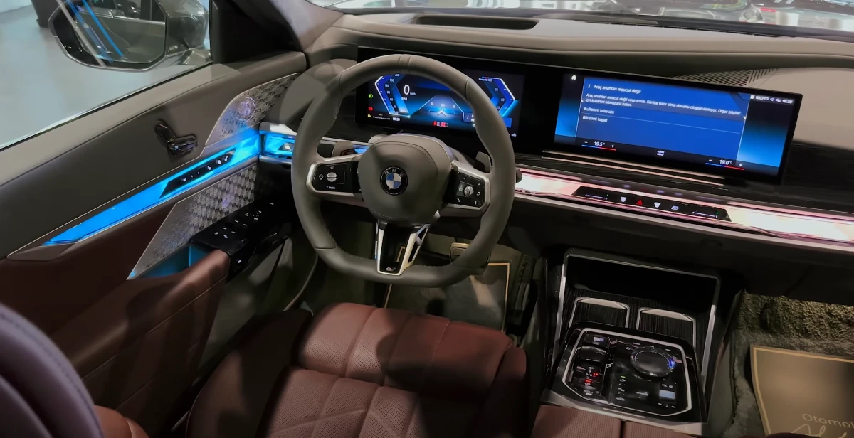 Внутри BMW 7 Series 2025: Обзор интерьера, технологий и практичности для украинского рынка