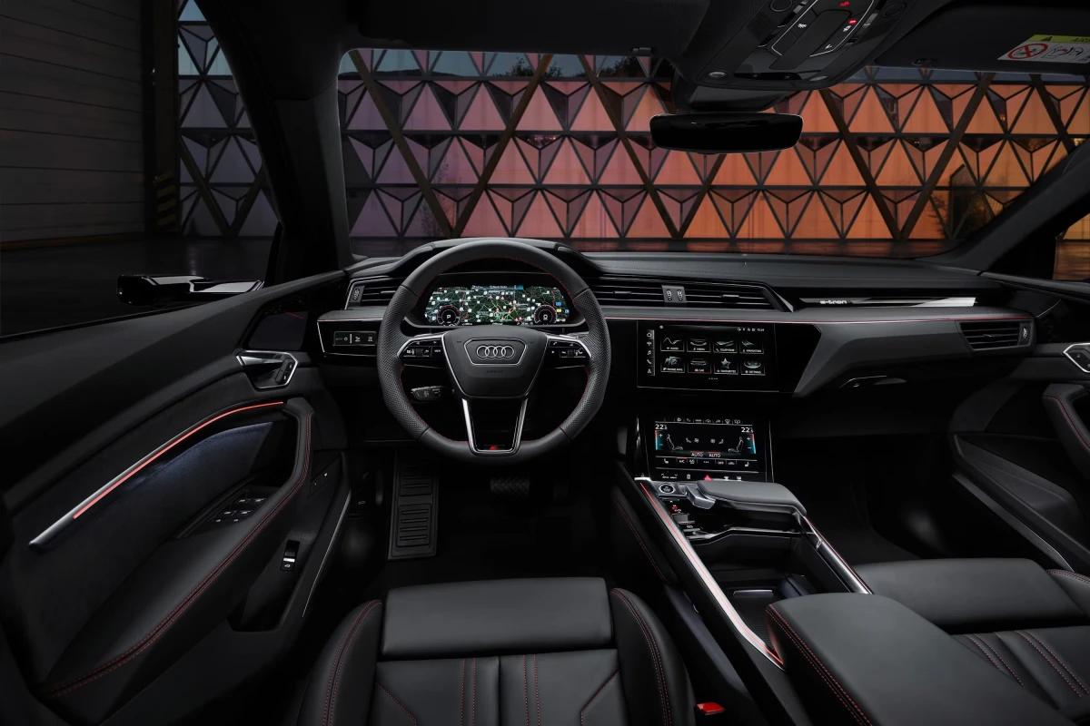 Внутрі Audi Q8 2025: Огляд інтер’єру, технологій і практичності для українського ринку