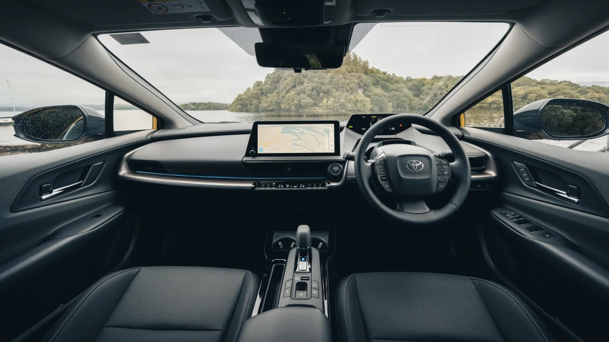 Toyota Prius 2025: Інтер’єр, технології та практичність