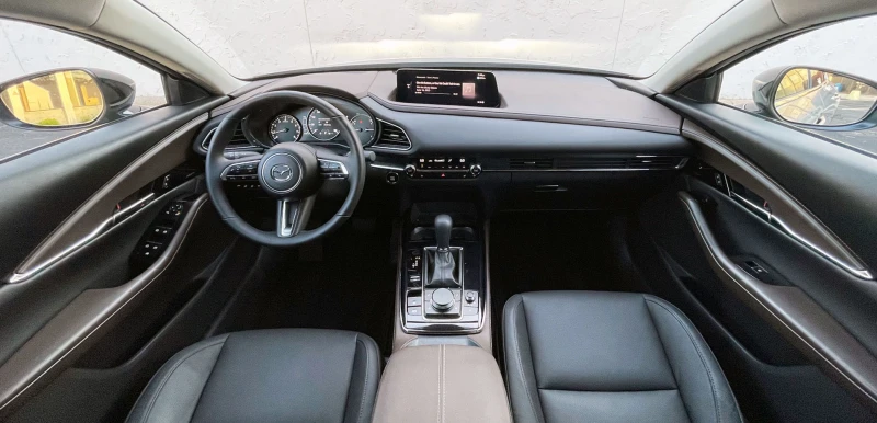 Внутри Mazda CX-30 2025: Стиль, технологии и практичность для украинского водителя