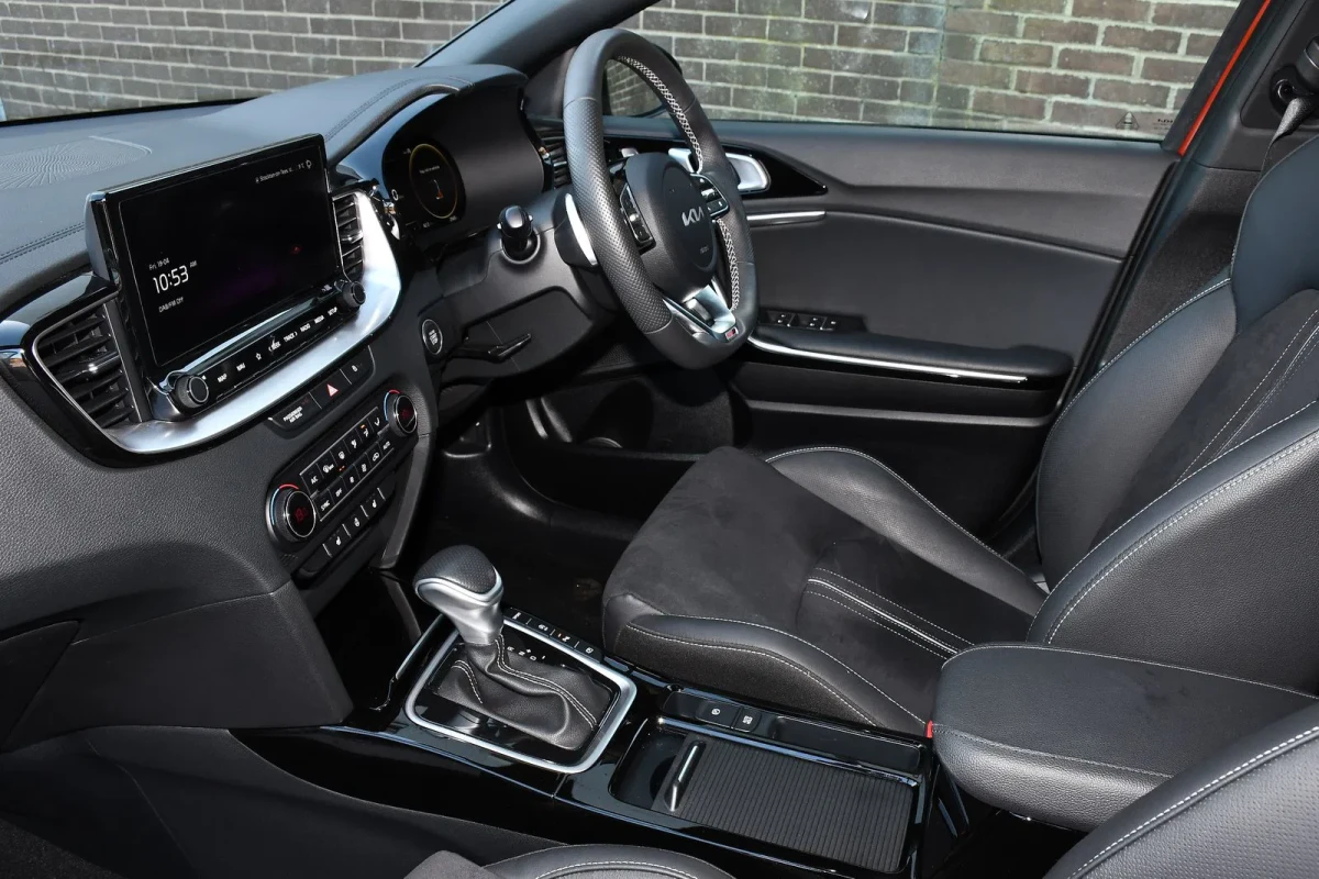 Kia Ceed 2025: интерьер, технологии и практичность для украинского рынка