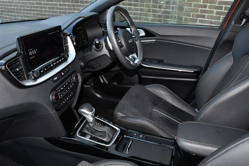 Kia Ceed 2025: интерьер, технологии и практичность для украинского рынка